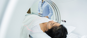 CT検査を受ける女性
