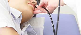 胃カメラを受ける男性